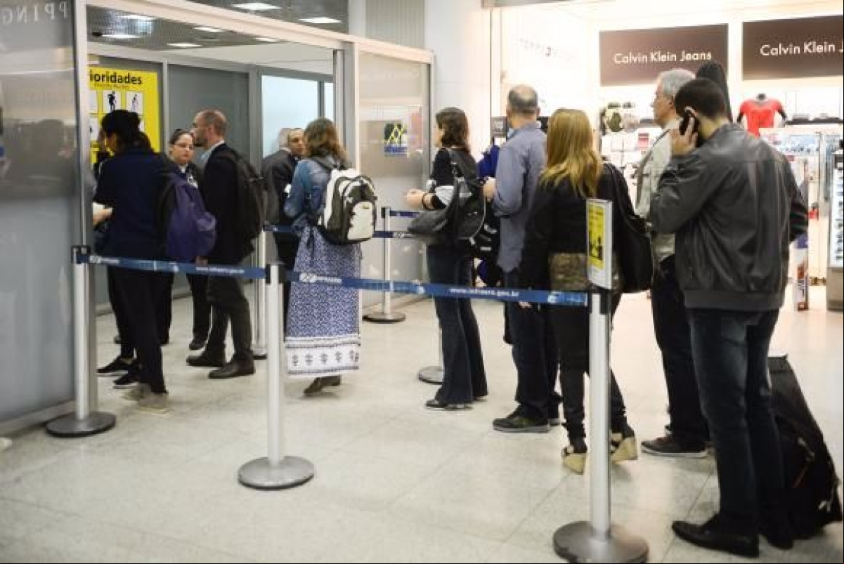 ageiros enfrentam filas na área de embarque do aeroporto Santos Dumont no Rio (Foto: Tomaz Silva/Agência Brasil)